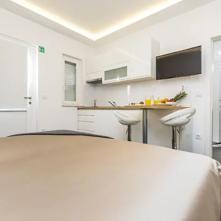 Laura Apartament *