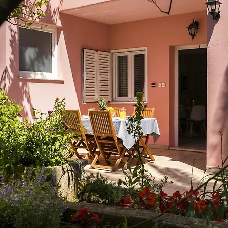 Laura Apartament *
